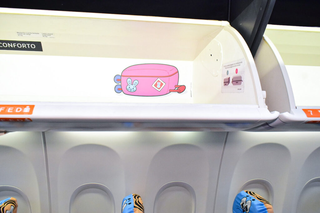 Em bagageiros alternados há adesivos que fazem parte da personalização da Turma da Mônica
