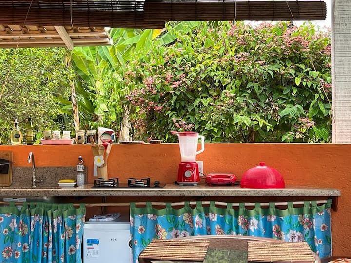 Está equipada com cozinha, suite com ar condicionado, roupa de cama e guarda-sóis