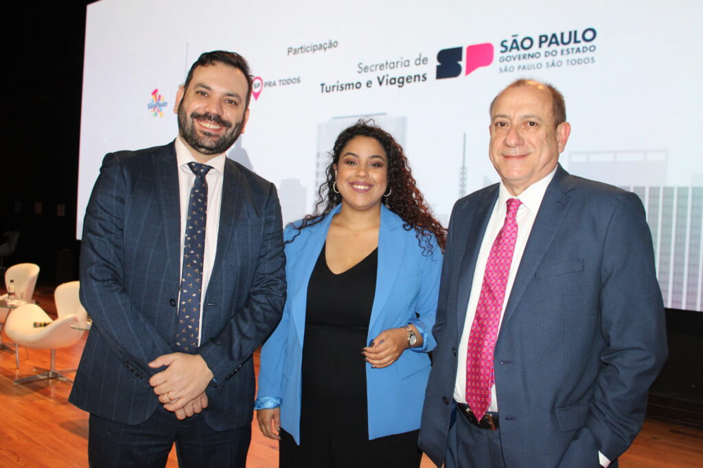 Expo Fórum Visite São Paulo 2023 reúne trade em prol de oportunidades para o Turismo 3 Fabio Zelenski Taciane Oliveira e Toni Sando do Visite Sao Paulo Expo Fórum Visite São Paulo 2023 reúne trade em prol de oportunidades para o Turismo