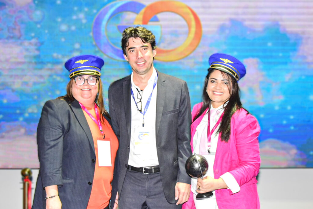 Fabrício Amaral, presidente da Goiás Turismo entre Eliene Meireles e Rose Páscoa, CEOs da Expo Turismo Goiás