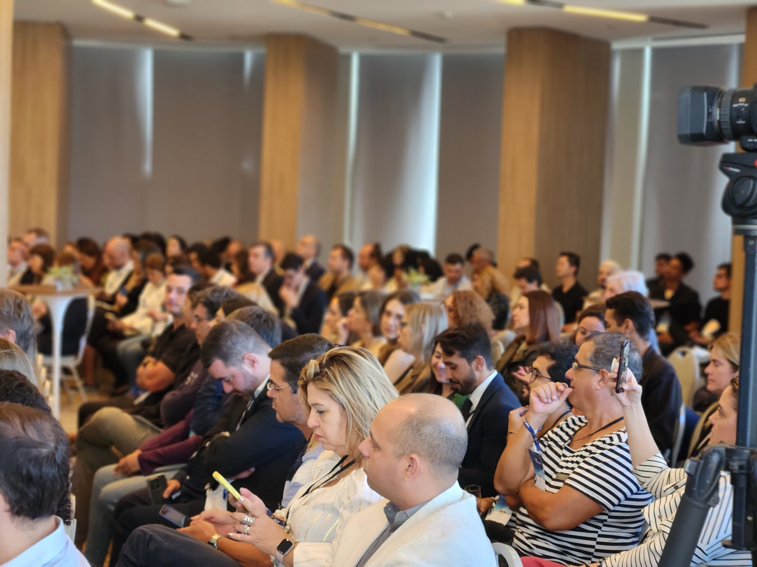 Grande público acompanha as palestras Grande público acompanha as palestras