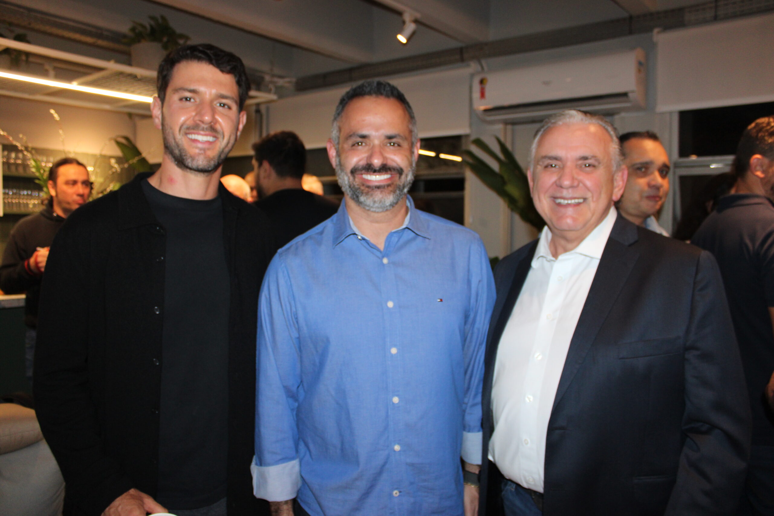 Guilherme Aredes e Celso Aredes, da SKY Tours, com Luiz Silva, da Tour House Guilherme Aredes e Celso Aredes, da SKY Tours, com Luiz Silva, da Tour House