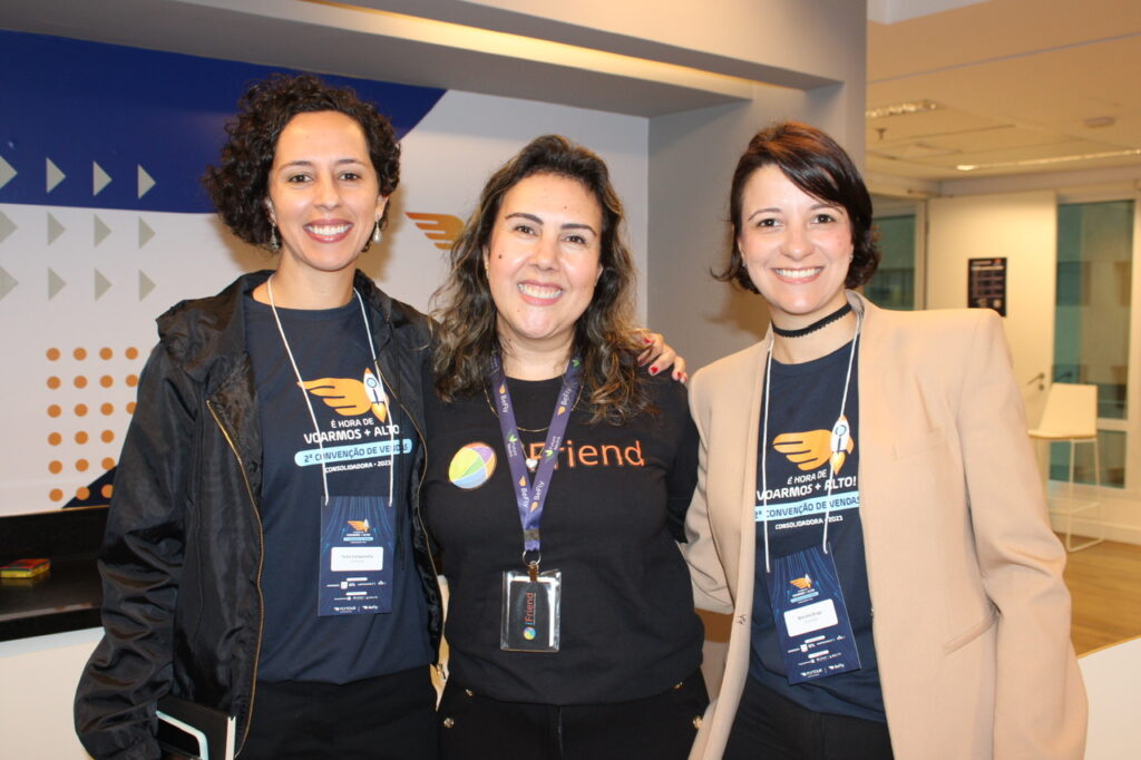 Amélia Garcia, da iFriend, com Tainá Campanella e Marcela Braga, da BeFly