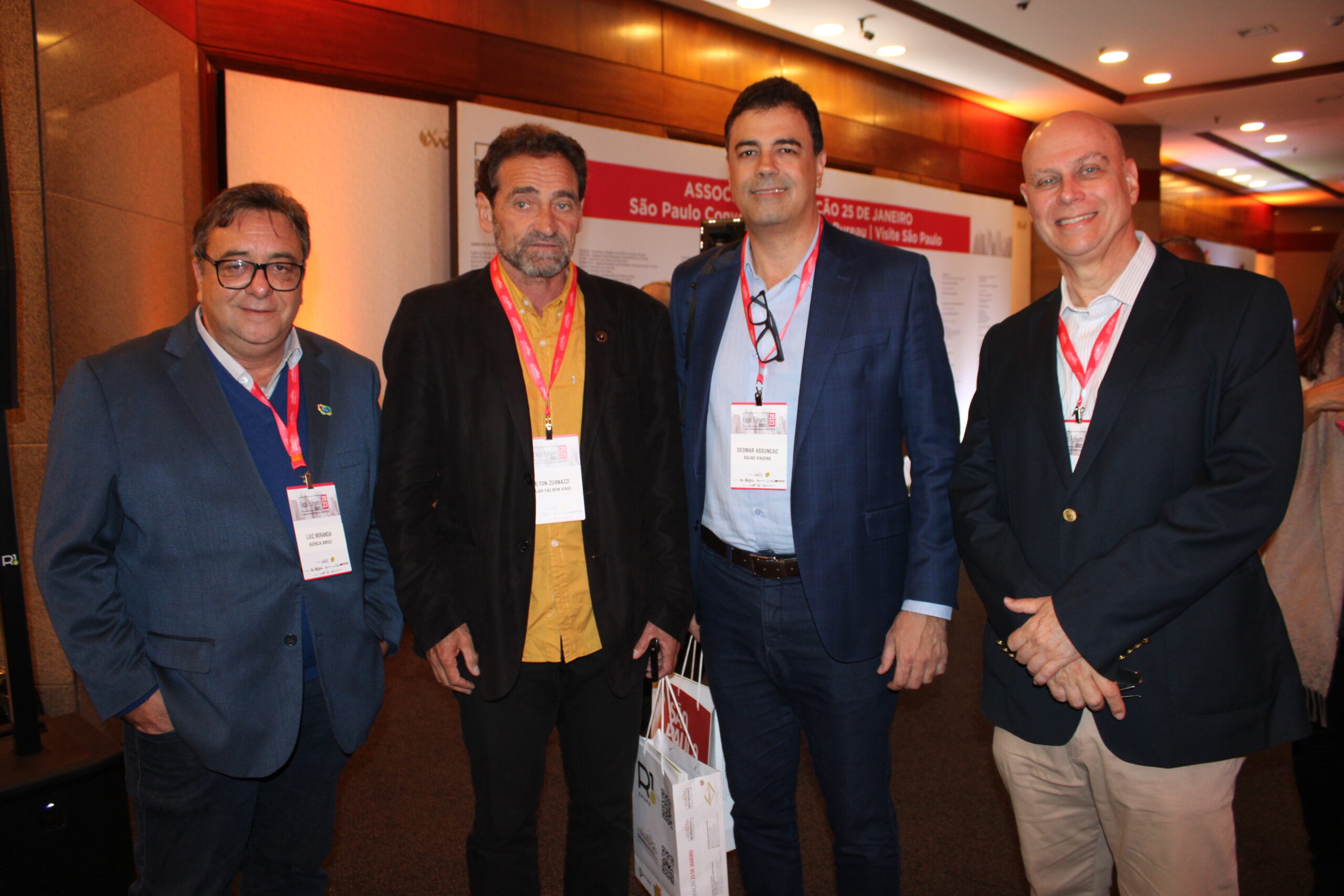 Luiz Miranda, da Agência Amigo, Milton Zuanazzi, futuro secretário do MTur, Deomar Assunção, da Squad Viagens, e Lawrence Reinisch, da Reinisch Projects Luiz Miranda, da Agência Amigo, Milton Zuanazzi, futuro secretário do MTur, Deomar Assunção, da Squad Viagens, e Lawrence Reinisch, da Reinisch Projects