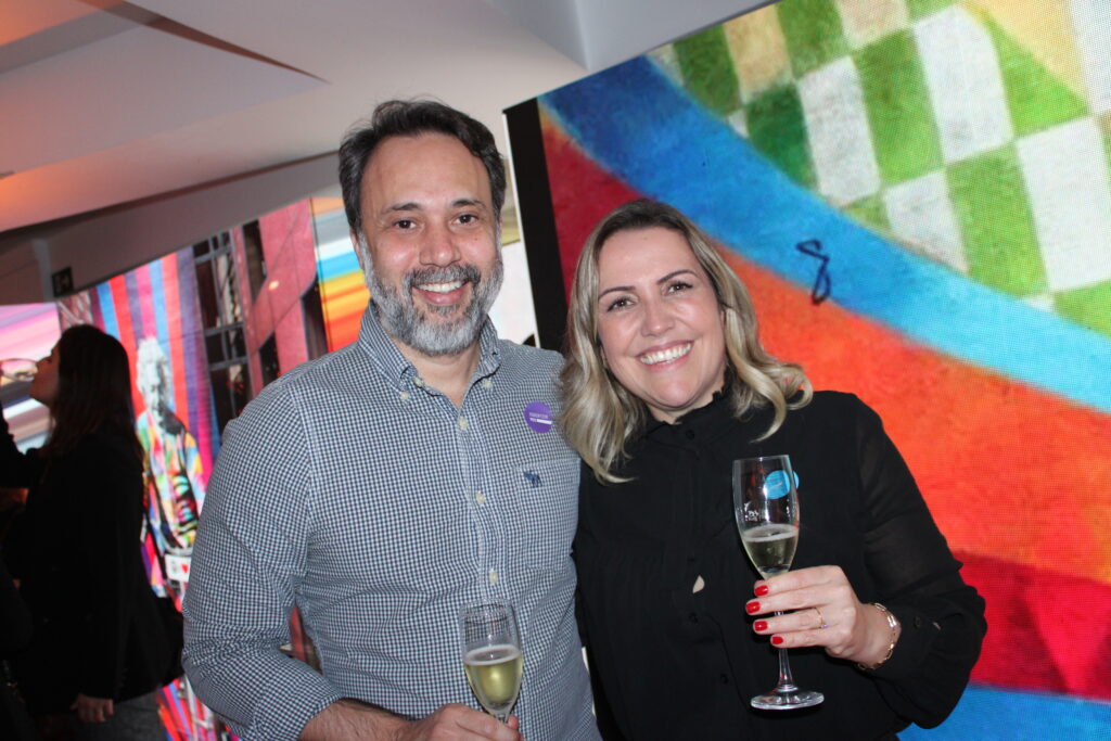Alex Bernardes, do LGBT+ Turismo Expo, e Andréia Chiarato, da R1
