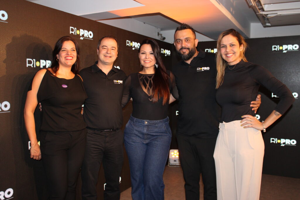 Simone Martins e Rafaelle Cecere, da R1, Patrícia Machado, da Maple Bear, Rodrigo Caetano, da R1, e Larissa Ribeiro, da Maple Tour