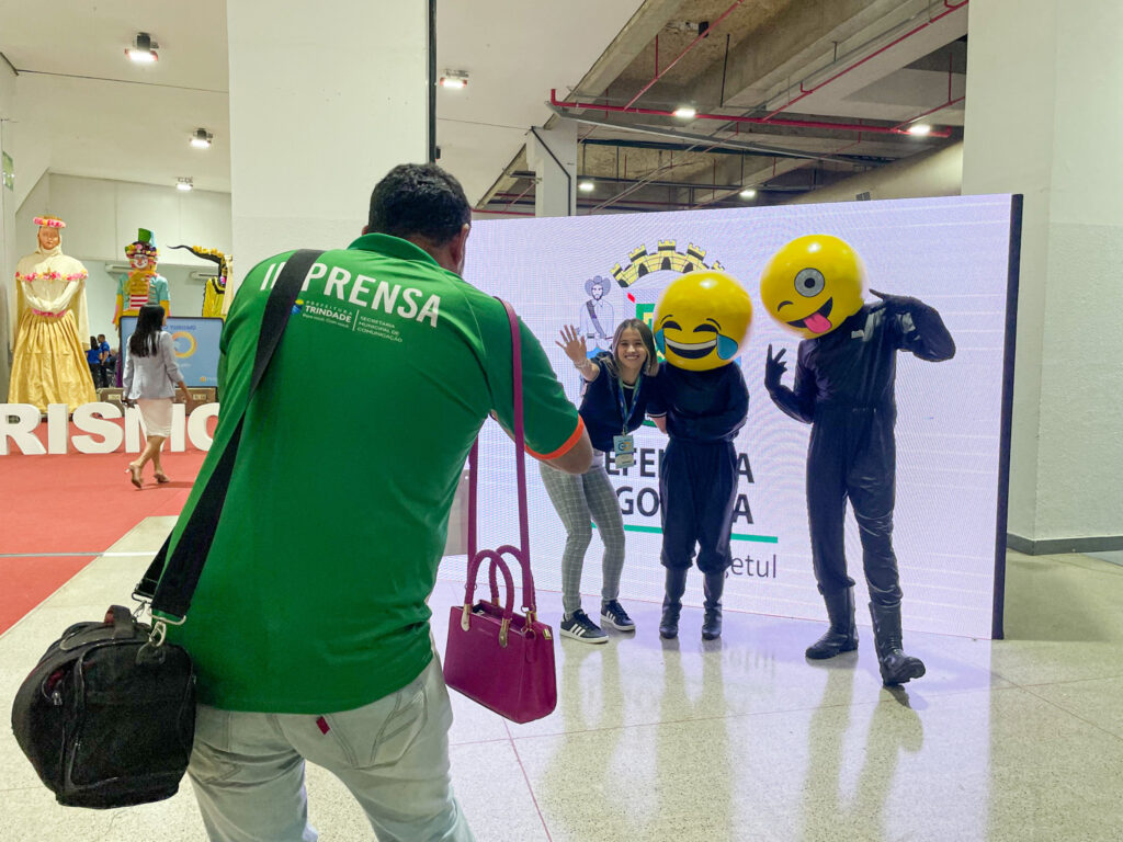 Interação entre influenciadores digitais e os animadores da Expo Turismo Goiás