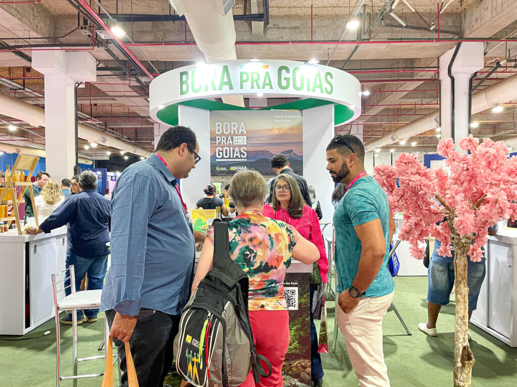 Interação entre os visitantes da Expo Turismo Goiás e os representantes de destinos de Goiás