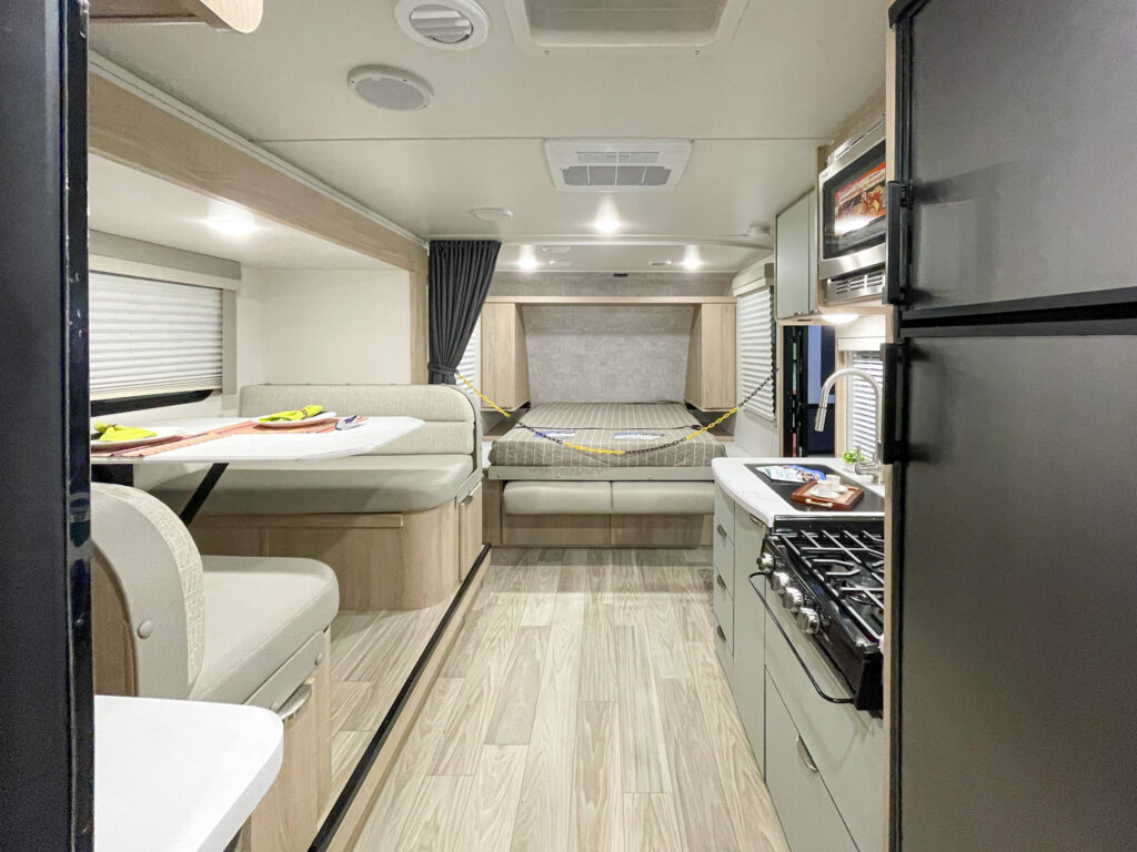 Interior de um motor home, com sala, cozinha e quarto