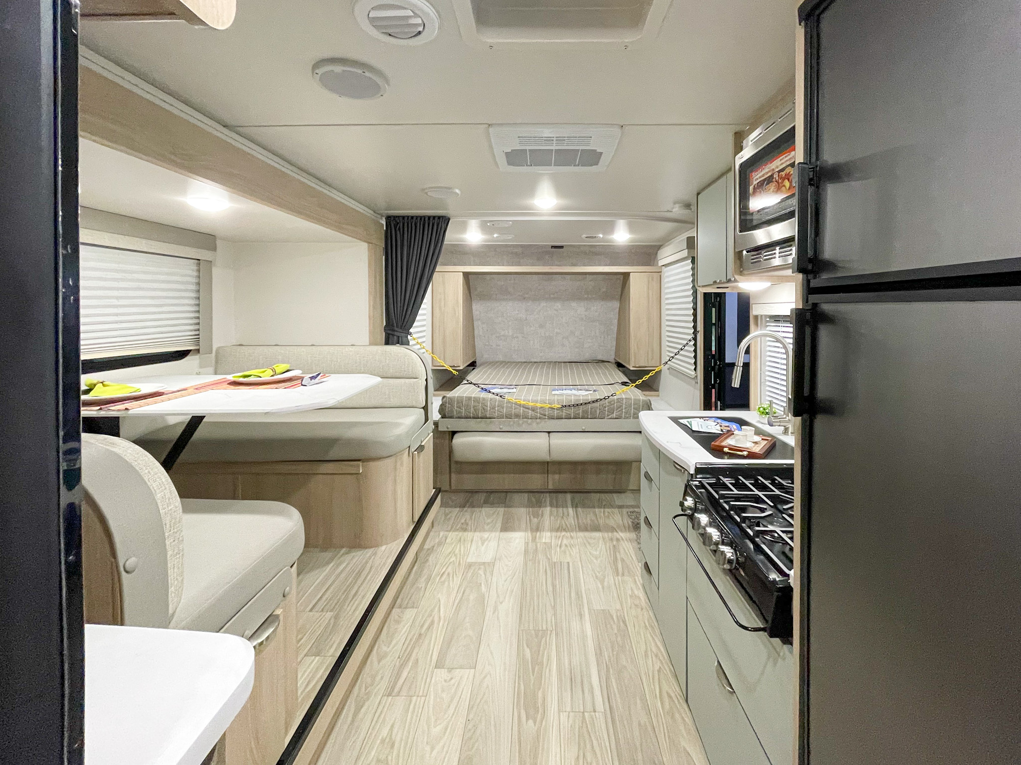 Interior de um motor home, com sala, cozinha e quarto Interior de um motor home, com sala, cozinha e quarto