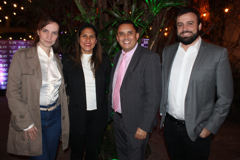 Julia Orrico, do GRU Airport, Lorena Saavedra, da SKY, e Rian Maciel e Marcos Uchoa, da World Service Brasil Julia Orrico, do GRU Airport, Lorena Saavedra, da SKY, e Rian Maciel e Marcos Uchoa, da World Service Brasil