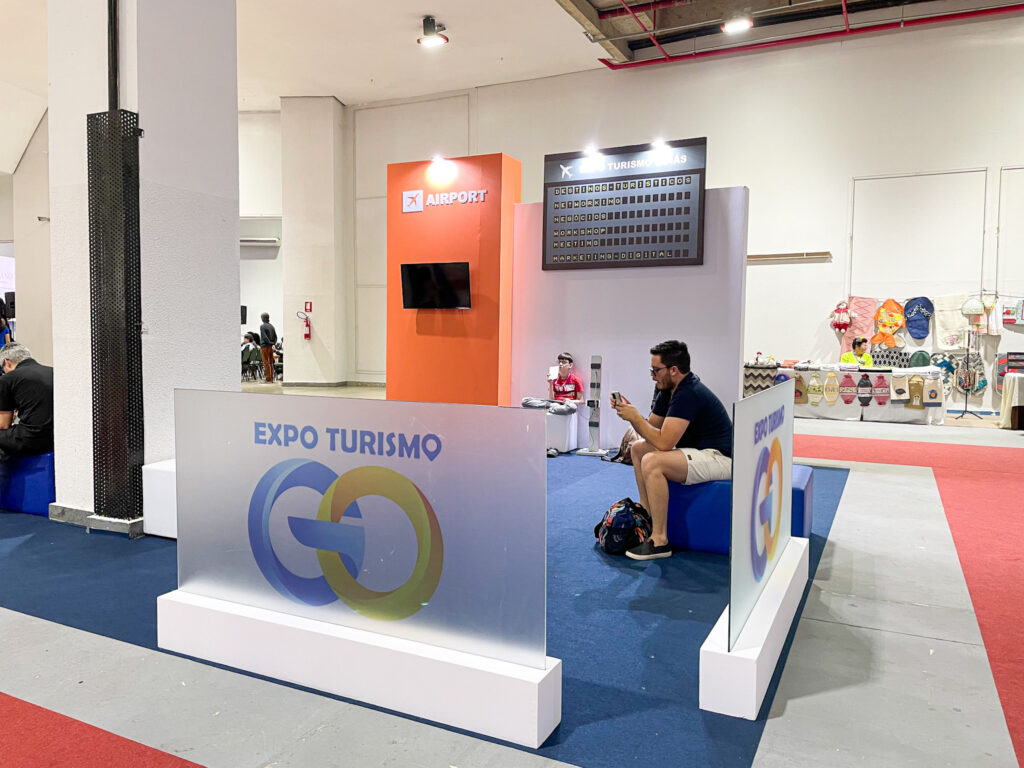 Lounge para carregar dispositivos móveis na Expo Turismo Goiás