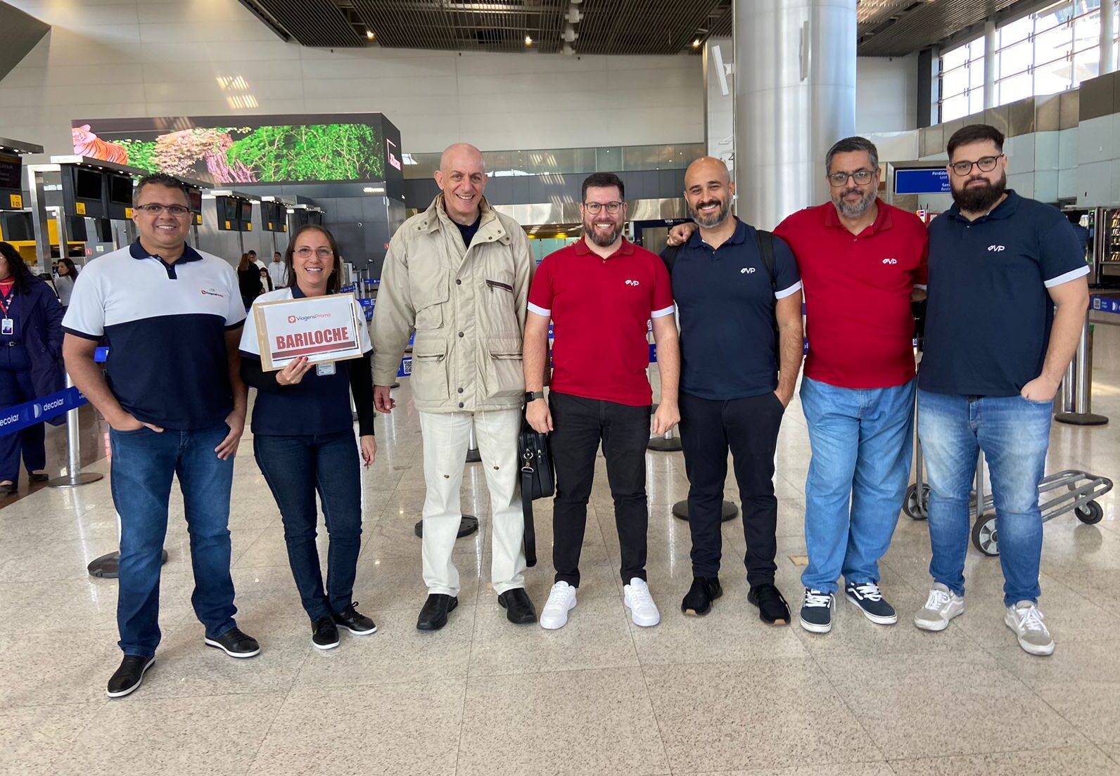 ViagensPromo embarca primeiro fretamento aéreo para Bariloche com 100% de ocupação 1 Marcio Mello Anubia Rodrigues Sergio Oliveira Renato Alves Celso Borges Kleber Moreira e Rodrigo Andrade da ViagensPromo apos o embarque dos pax em GRU e1689607435834 ViagensPromo embarca primeiro fretamento aéreo para Bariloche com 100% de ocupação