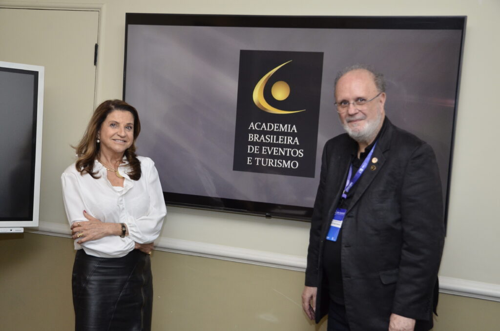 Marta e Sergio Junqueira pres. Academia Marta Rossi recebe Medalha de Mérito da Academia Brasileira de Eventos e Turismo