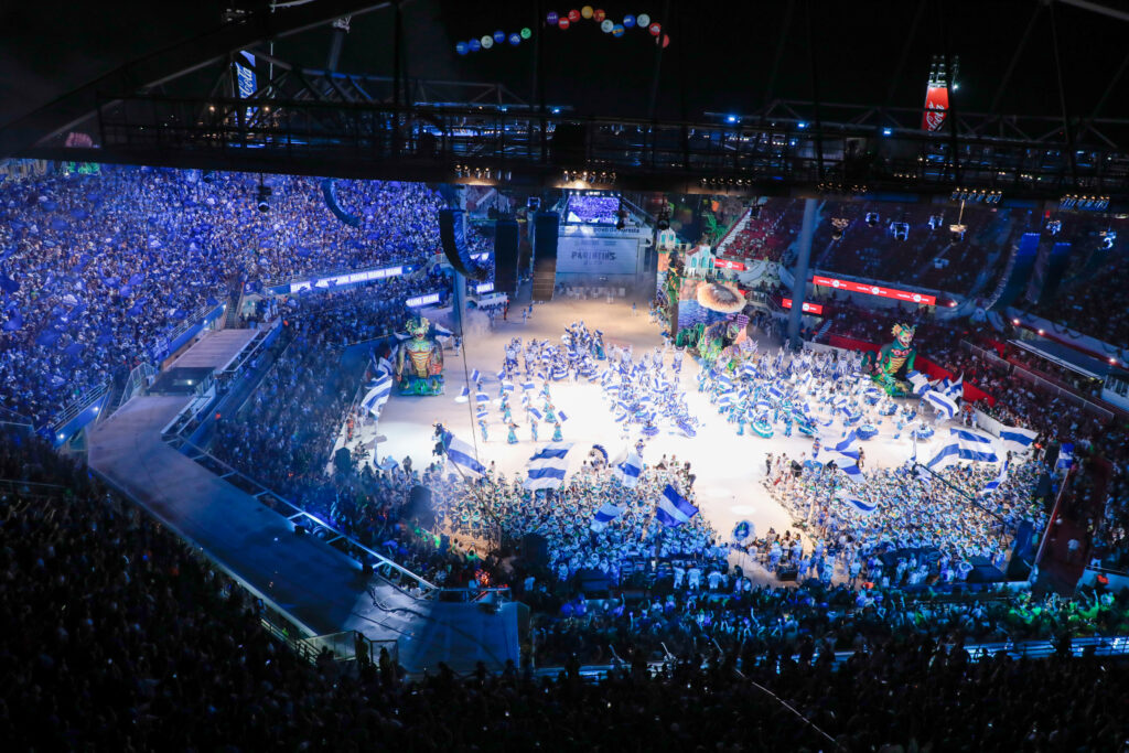 Vista panorâmica da arena do bumbódromo na apresentação do Caprichoso