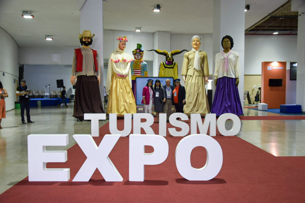 Na entrada do pavilhão de exposições do Expo Turismo Goiás há bonecos gigantes, um dos atrativos turísticos do estado