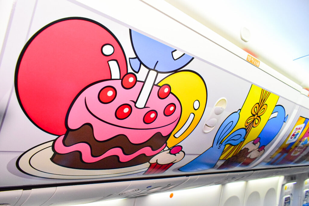 O avião é um presente de aniversário da Gol para a Mônica, e por isso, presentes e bolos estão espalhados pela aeronave