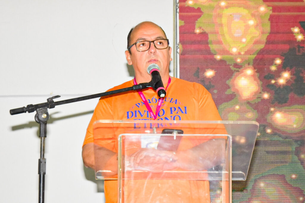 Padre João Bosco, da basílica Divino Pai Eterno, abençoando a Expo Turismo Goiás durante a solenidade de abertura