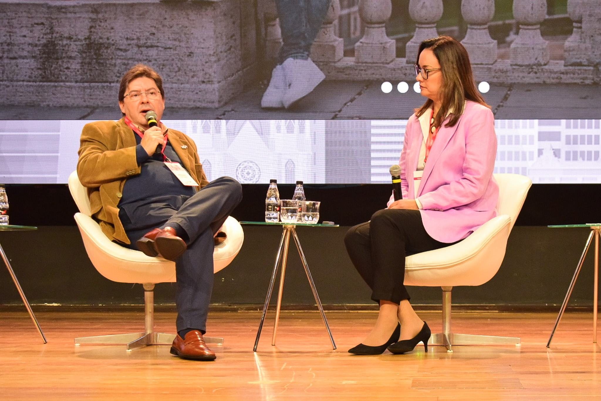 Palestra sobre associativismo com Sérgio Souza, da Resorts Brasil e Carolina Negri, do Sindepat Palestra sobre associativismo com Sérgio Souza, da Resorts Brasil e Carolina Negri, do Sindepat