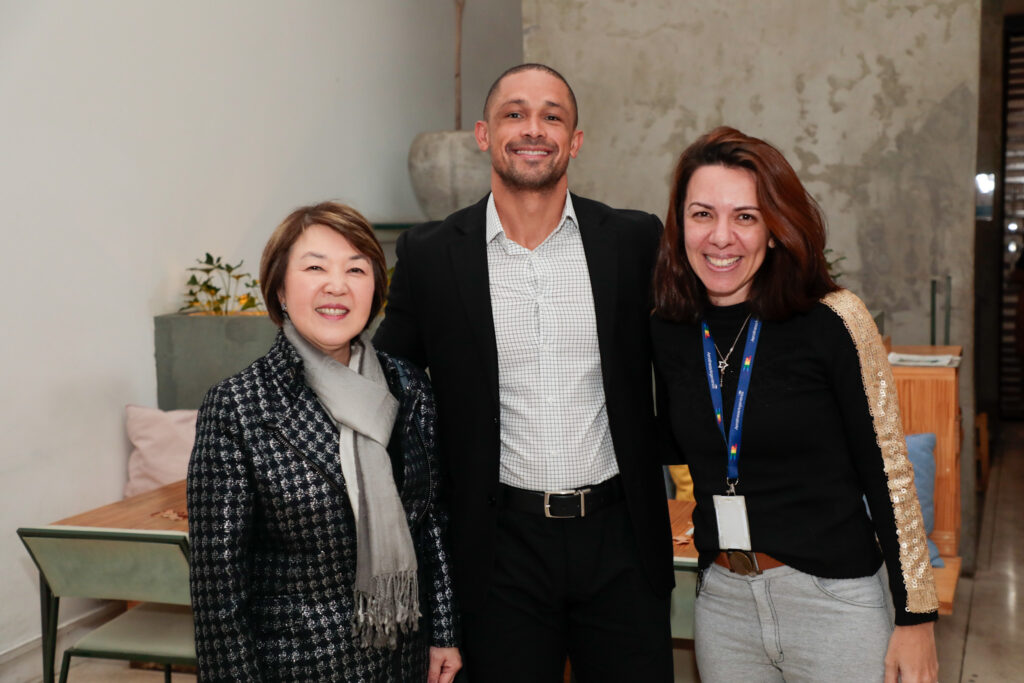 Plácida Kazama, e Anderson Bilherbck, da Owens-Illinois, e Sonaira Zanella, da Aerolíneas Argentinas