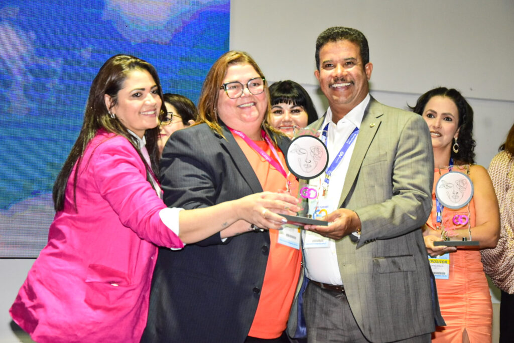 Presidente da Assembleia Legislativa de Turismo de Goiás, Coronel Adailton recebendo o prêmio “Amélia Earhart”