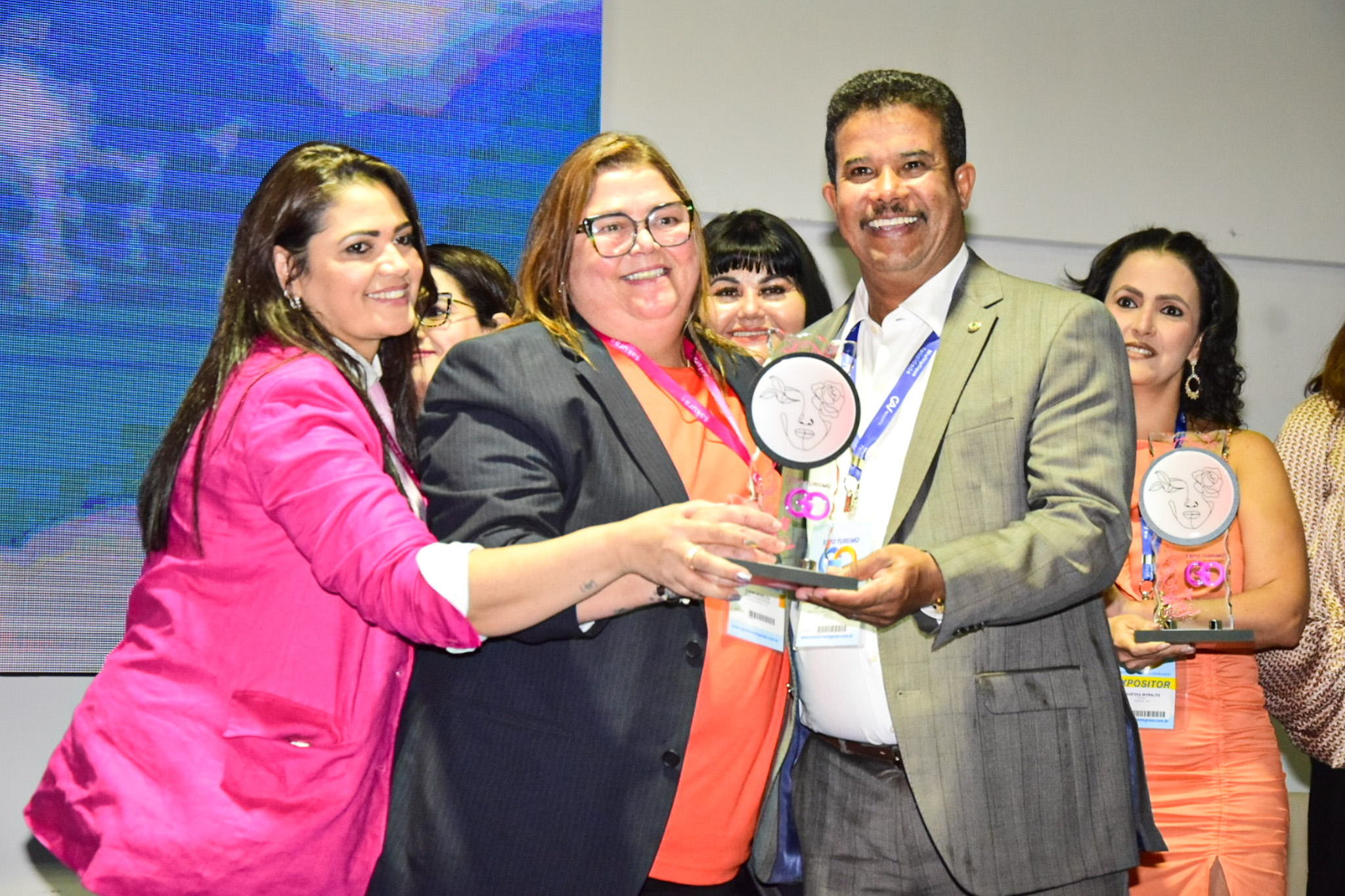 Presidente da Assembleia Legislativa de Turismo de Goiás, Coronel Adailton recebendo o prêmio “Amélia Earhart” Presidente da Assembleia Legislativa de Turismo de Goiás, Coronel Adailton recebendo o prêmio “Amélia Earhart”