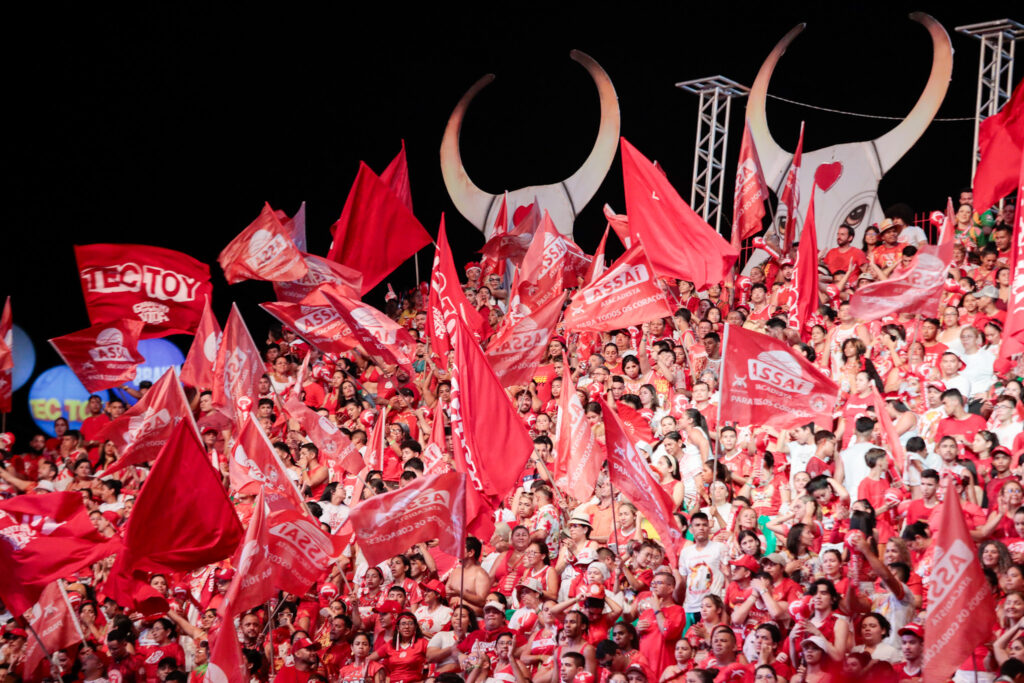 Público vermelho e branco na arquibancada