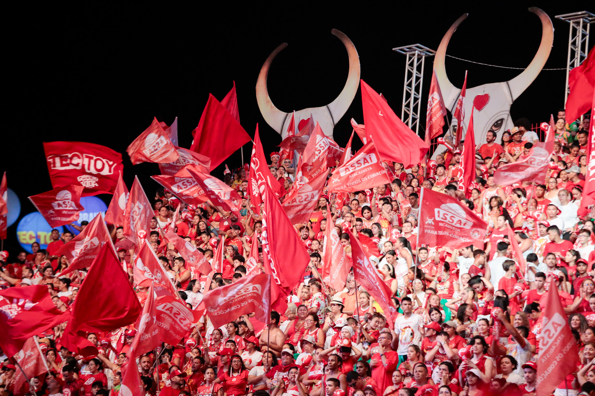 Público vermelho e branco na arquibancada