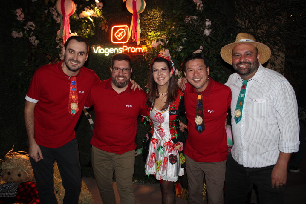 Rafael Ortiz, Renato Alves, Vanessa Stolagli, Valter Onishi e Leandro Roberto, da ViagensPromo