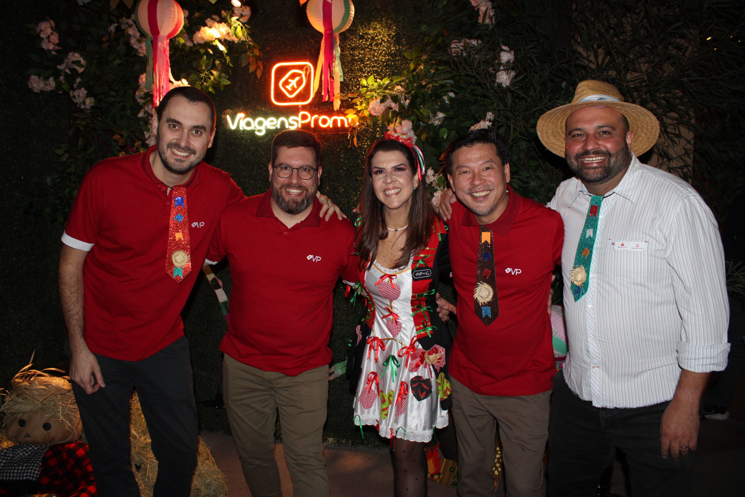 Rafael Ortiz, Renato Alves, Vanessa Stolagli, Valter Onishi e Leandro Roberto, da ViagensPromo Rafael Ortiz, Renato Alves, Vanessa Stolagli, Valter Onishi e Leandro Roberto, da ViagensPromo