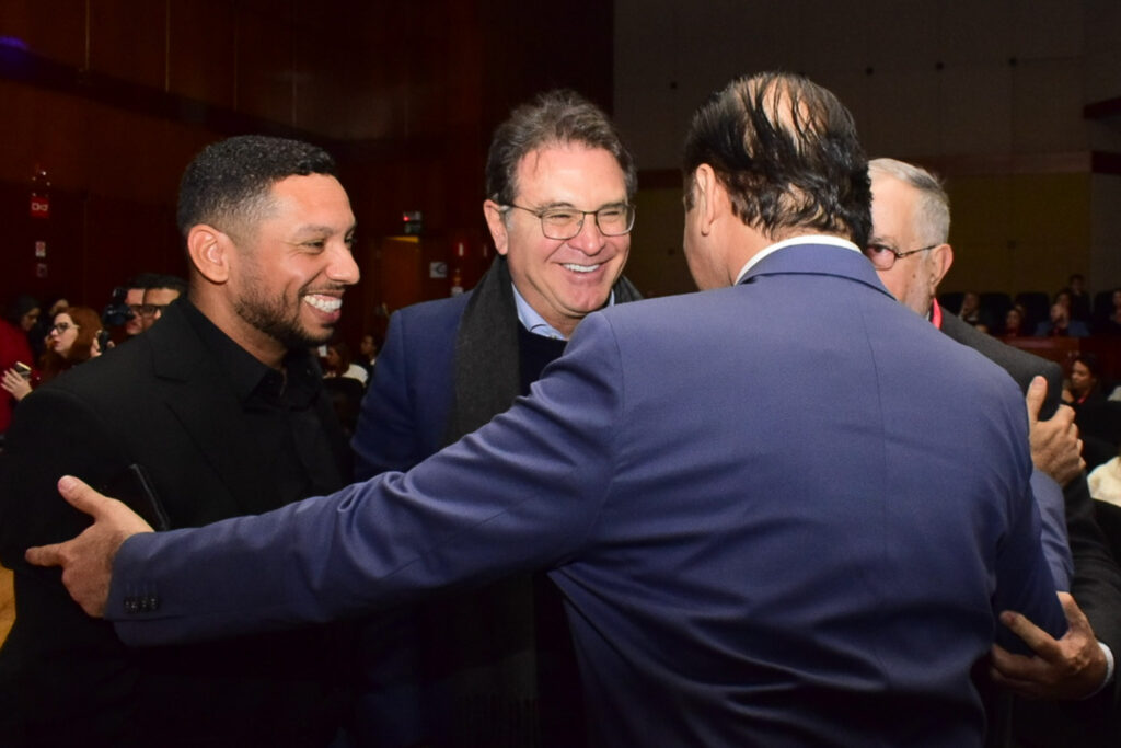 Roberto de Lucena, secretário de Turismo de São Paulo saudando Rodolfo Marinho e Vinicius Lummertz