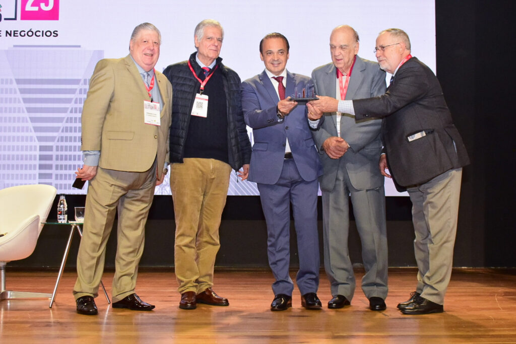 Roberto de Lucena, secretário e Turismo de São Paulo, recebeu o prêmio de embaixador do estado