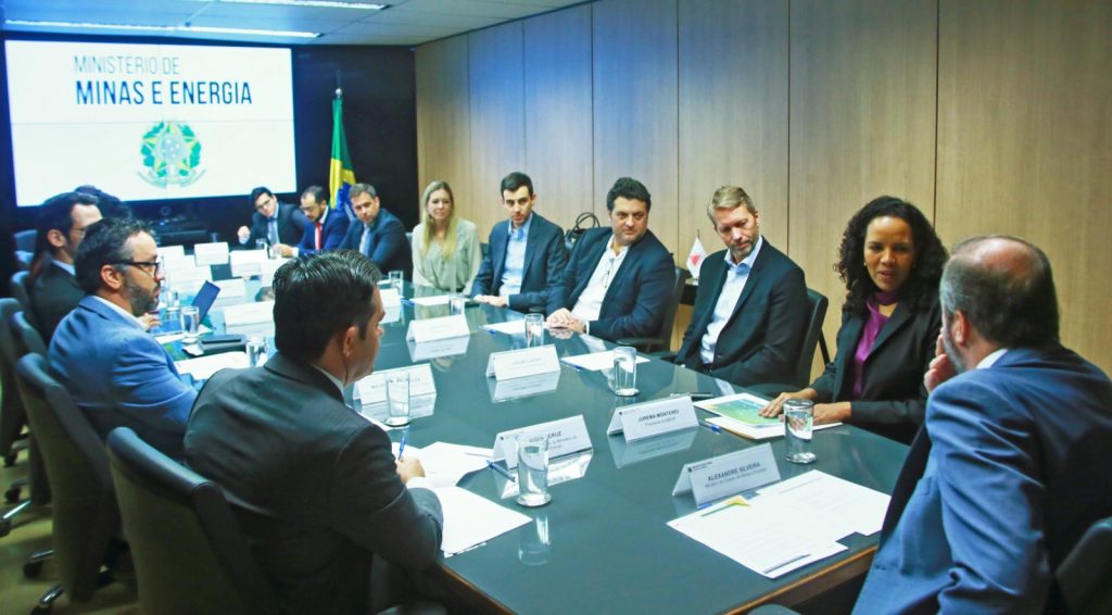 Em reunião com governo, Abear destaca impacto do custo do QAV e produção do SAF