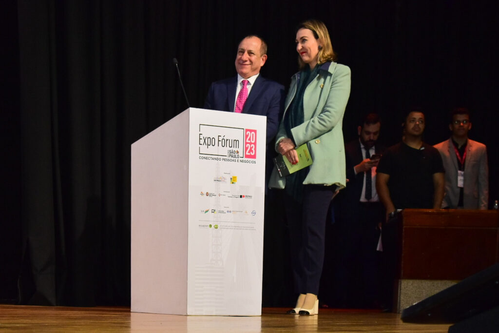 Toni Sando e Luciane Leite assistindo a apresentação musical oferecida pelo secretário de Turismo de São Paulo, Roberto de Lucena