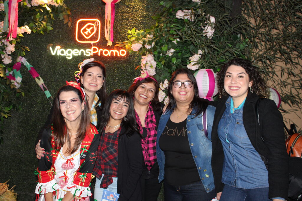 Vanessa Stolagli, da ViagensPromo, com Jessica Motolese, Tayná Carvalho, Regina Godoy, Bárbara Raposo e Luísa Dias, da Teatur