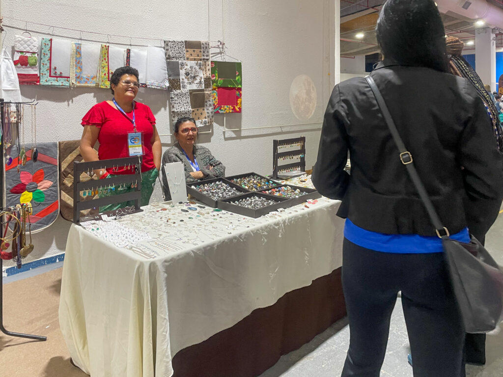 Venda de artesanato da Expo Turismo Goiás