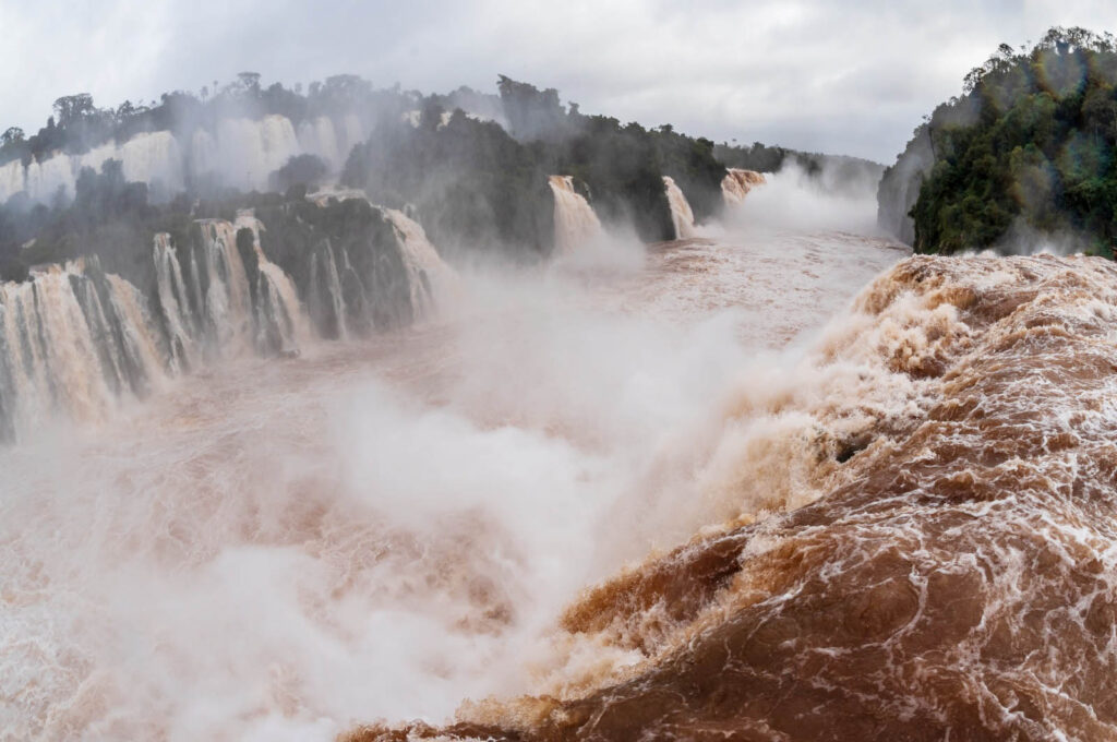 Cataratas do Iguaçu atinge vazão de 9 milhões de litros d’água por segundo Cataratas do Iguaçu atinge vazão de 9 milhões de litros d’água por segundo