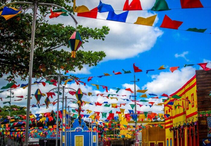 São Luís registra números recordes no turismo durante o São João De acordo com dados da CCR Aeroportos, São Luís teve, em junho, um fluxo de 150 mil passageiros, um aumento de 37,61% em relação ao mesmo período do ano anterior,