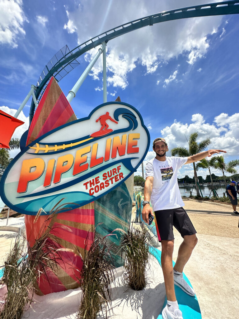 Surfista brasileiro Lucas Chumbo conhece a nova montanha-russa do SeaWorld Orlando