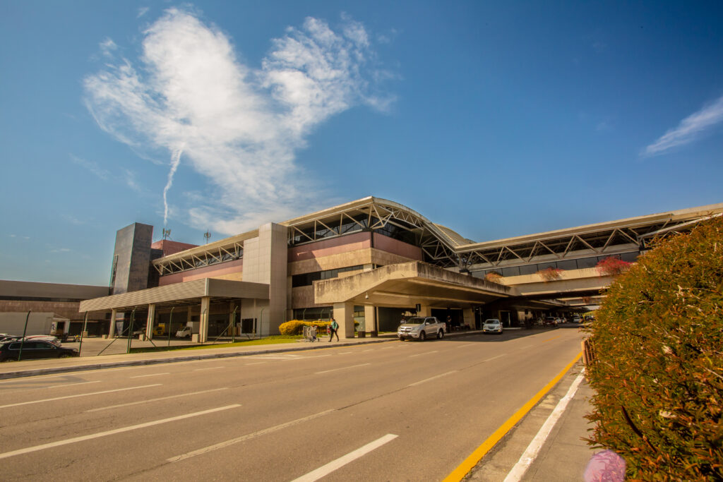 Aeroporto Curitiba nuvem aviao Aeroporto de Curitiba recebe mais de 2,5 milhões de passageiros no primeiro semestre