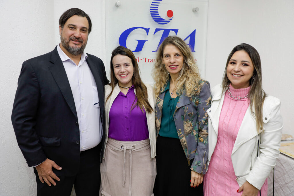 Agenor Bertoni, da GTA, com Juliana Assumpção, Claudia Traballi, e Kelly Castange, da Abav-SP Aviesp