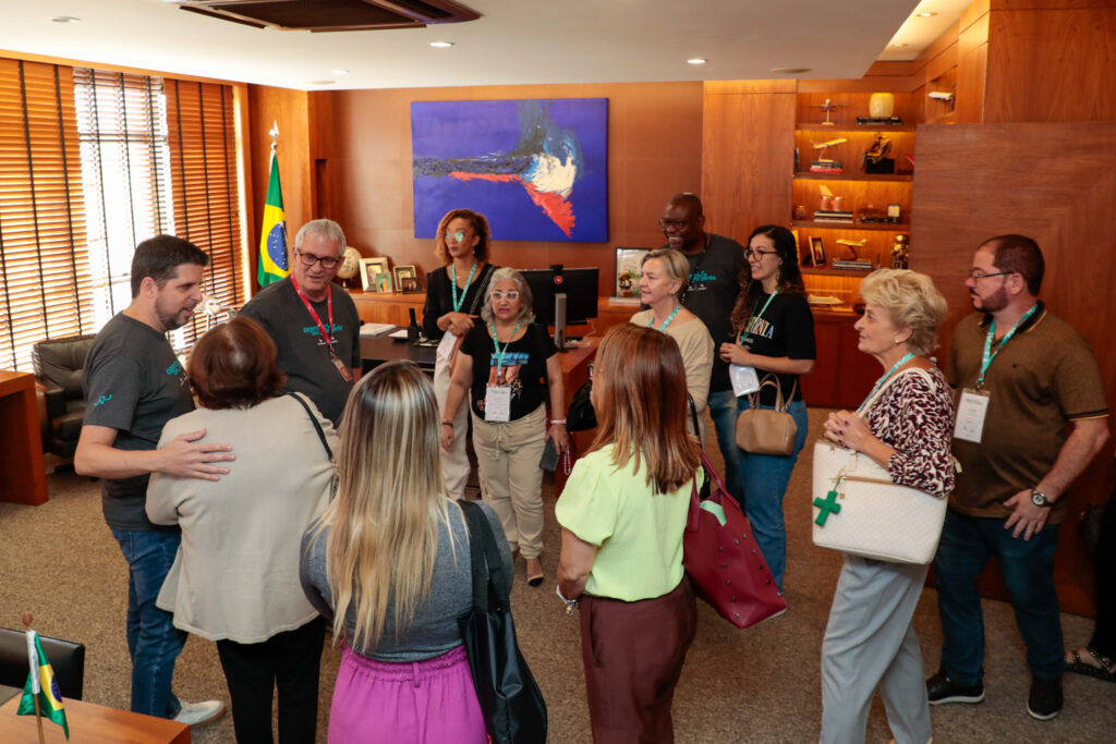 Agentes de viagens conhecendo a sala do presidência da Ancoradouro