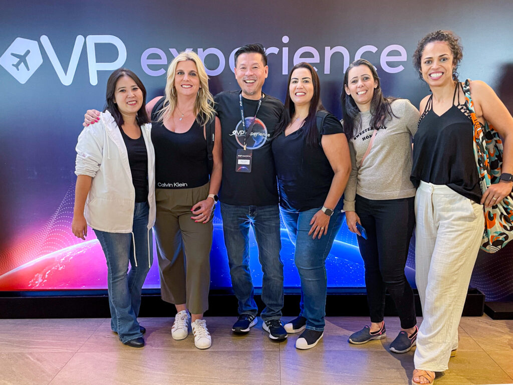 Valter Onishi com parte dos agentes de viagens de São Paulo