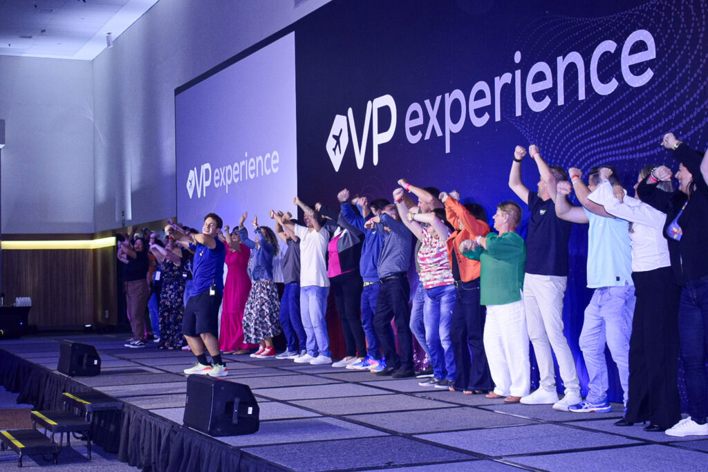 Agentes de viagens em interação no palco do VP Experience