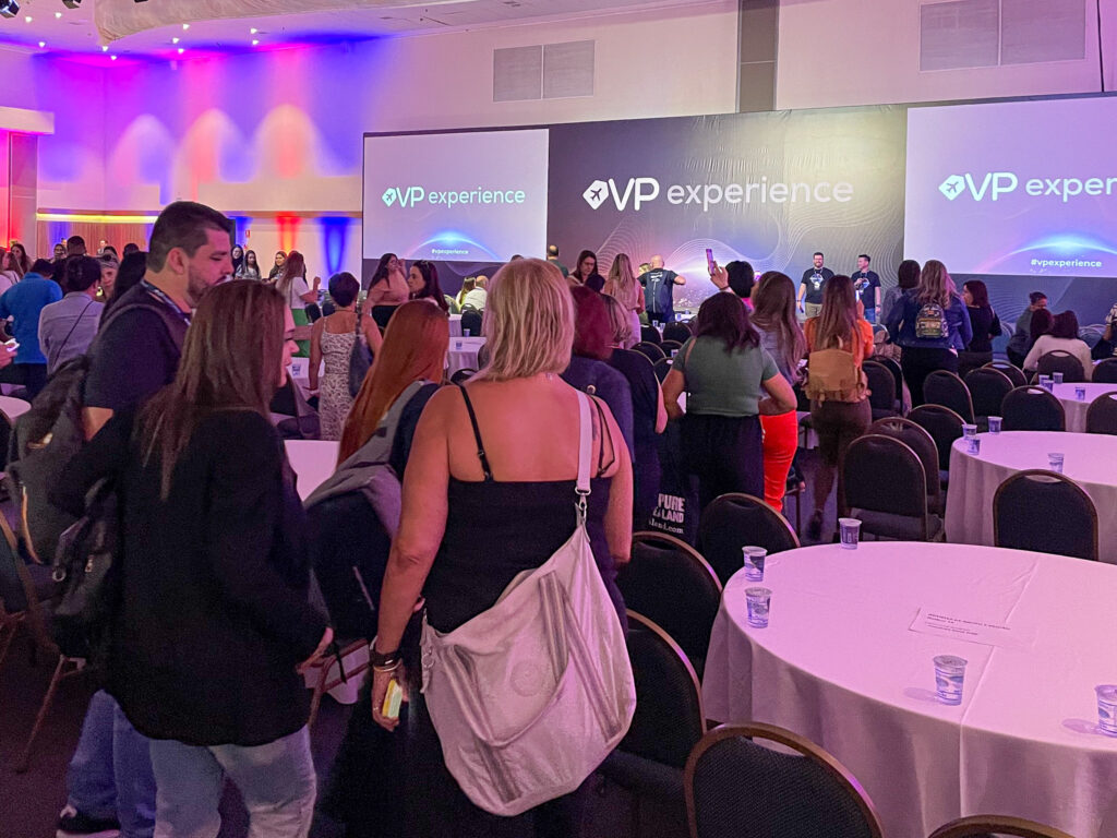 Agentes de viagens entrando no evento VP Experience