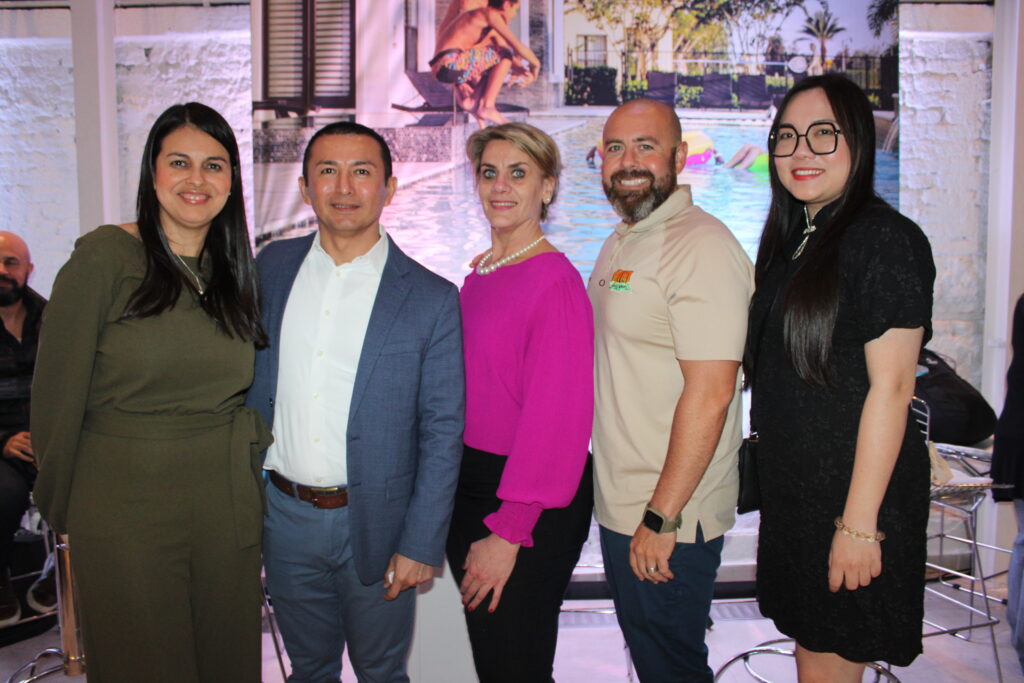 Alessandra Ueno, de Kissimmee, Daniel Cevallos, do Meliá, Luciane Casagrande, da Rentyl Resorts, PJ Brown, do Wild Florida, e Yinglu Tian, de Kissimmee