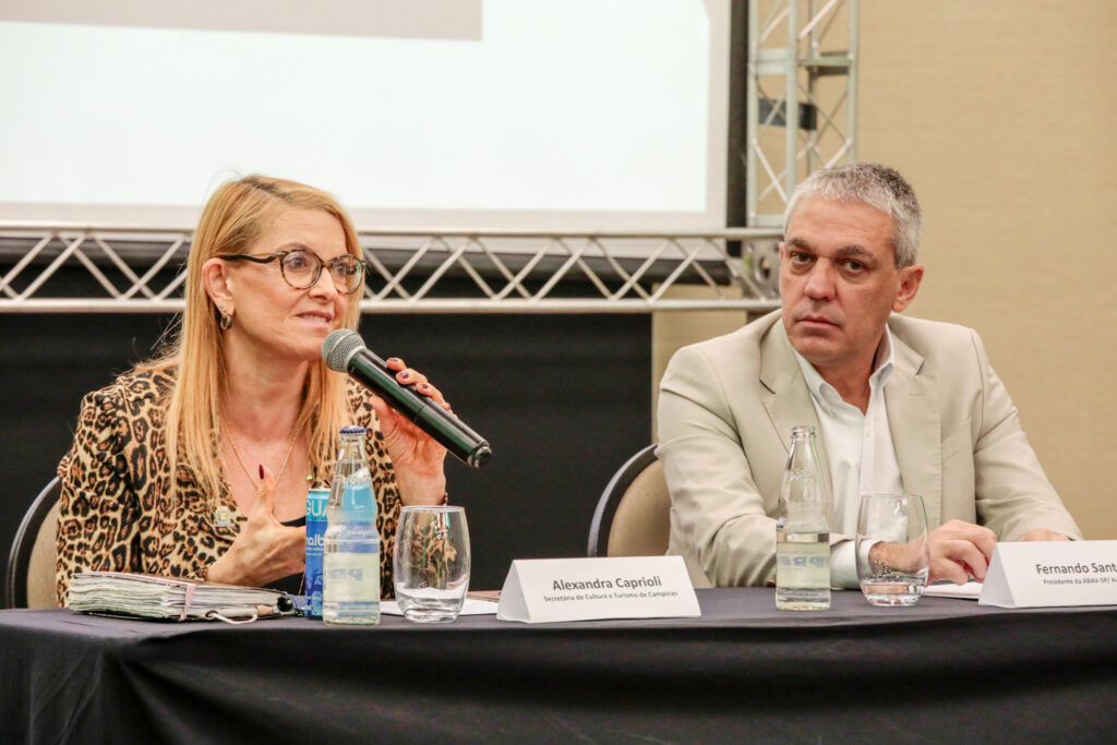 Alexandra Caprioli, secretária de Cultura e Turismo de Campinas, Fernando Santos, presidente da Abav-SP Aviesp durante coletiva em Campinas