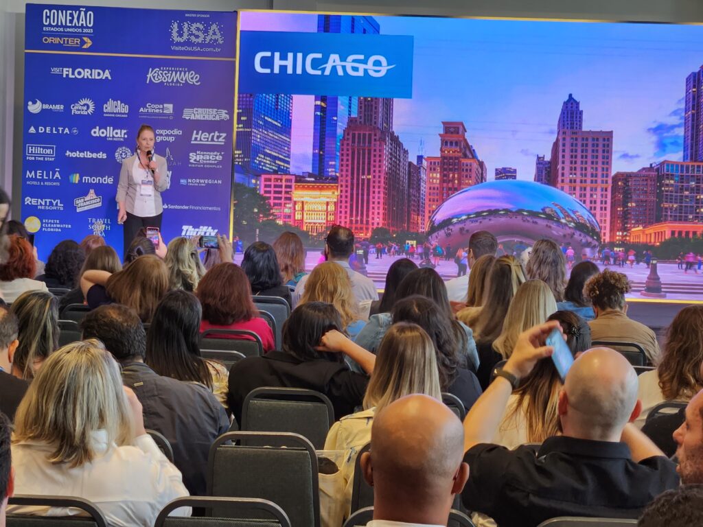 Apresentações de destinos durante a programação Conexão, no caso Chicago