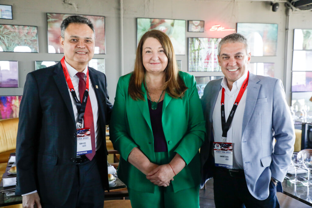 Assis Leite, presidente da Avirrp, Magda Nassar, presidente da Abav Nacional, e Fernando Santos, presidente da Abav-SP Aviesp