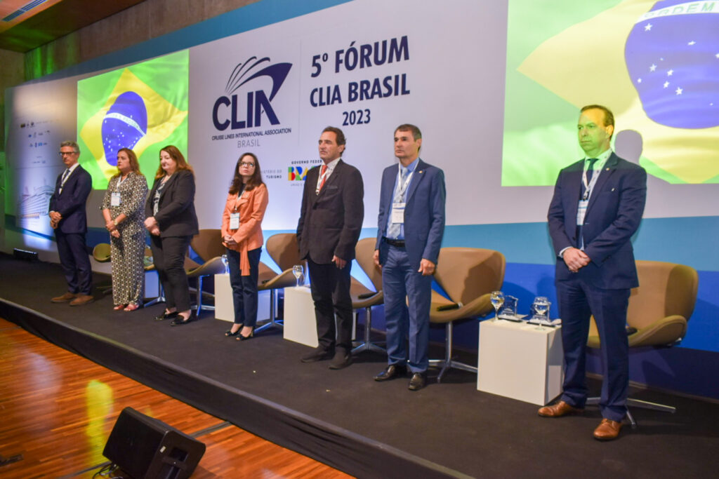 Autoridades dos setores público e privado, na abertura do 5° Fórum Clia Brasil